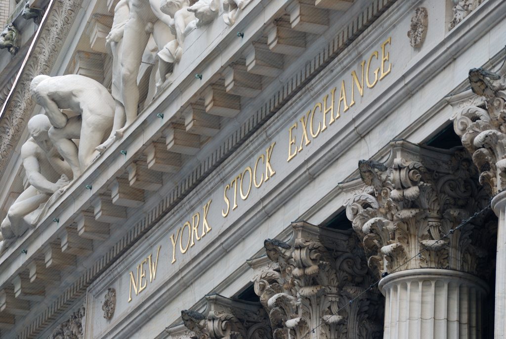 OXLC stock yields 22% and beats S&P 500: is it a good buy?