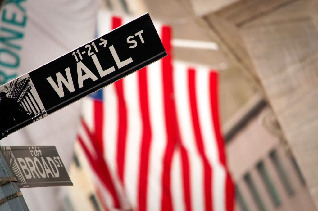 Top 4 S&P 500 stocks to buy Polymarket recession odds jump